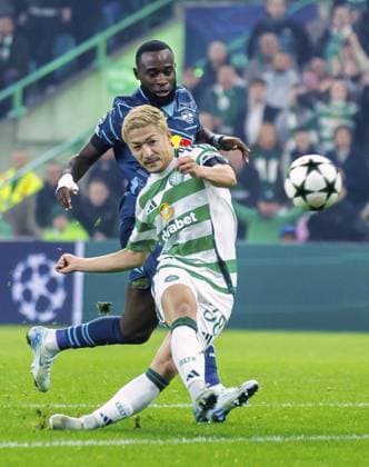 Football: Champions League Daizen Maeda (front) of Celtic plays in a Champions League football match against Leipzig on Nov. 5, 2024, in Glasgow.  A14AA0003691200P