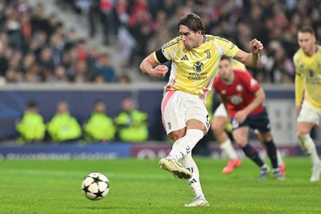 20241105 Champions League Day 4 LOSC vs Juventus Dusan Vlahovic (9) of Juventus scores the 1-1 equalizer goal during a soccer game between French Lille Olympique Sporting Club and Italian Juventus in the UEFA Champions League League Phase day 4 of the 2024-25 season, on Tuesday 5 November 2024 in Lille , France . PHOTO SPORTPIX David Catry Lille Decathon Stadium Pierre Mauroy France  Copyright: xIsosportx xDavidxCatryxDavidxCatryx