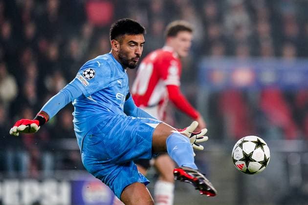 EINDHOVEN, NETHERLANDS - NOVEMBER 5: Girona FC goalkeeper Paulo Gazzaniga focuses on the ball during the UEFA Champions League 2024 25 League Phase MD4 match between PSV Eindhoven and Girona FC at PSV Stadion on November 5, 2024 in Eindhoven, Netherlands. (Photo by Rene Nijhuis) SOC  Copyright: xRenexNijhuis