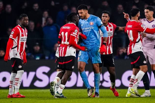 EINDHOVEN, NETHERLANDS - NOVEMBER 5: Johan Bakayoko of PSV gets involved in a scuffle with Girona FC goalkeeper Paulo Gazzaniga during the UEFA Champions League 2024 25 League Phase MD4 match between PSV Eindhoven and Girona FC at PSV Stadion on November 5, 2024 in Eindhoven, Netherlands. (Photo by Rene Nijhuis) SOC  Copyright: xRenexNijhuis