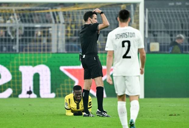 Injury Jamie Gittens Borussia Dortmund 05 11 2024, Football UEFA Champions League 2024 25, Matchday 4 Borussia Dortmund SK Sturm Graz 1 0 Dortmund Signal Iduna Park Nordrhein Westfalen Germany Team2