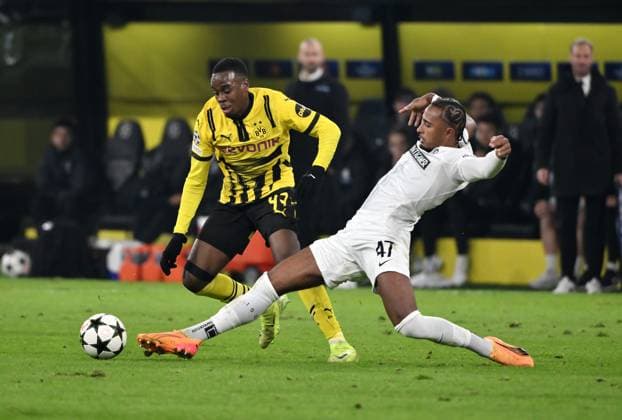 Emanuel Aiwu Sturm Graz , re , v Jamie Gittens Borussia Dortmund 05 11 2024, Football UEFA Champions League 2024 25, Matchday 4 Borussia Dortmund SK Sturm Graz 1 0 Dortmund Signal Iduna Park Nordrhein Westfalen Germany Team2