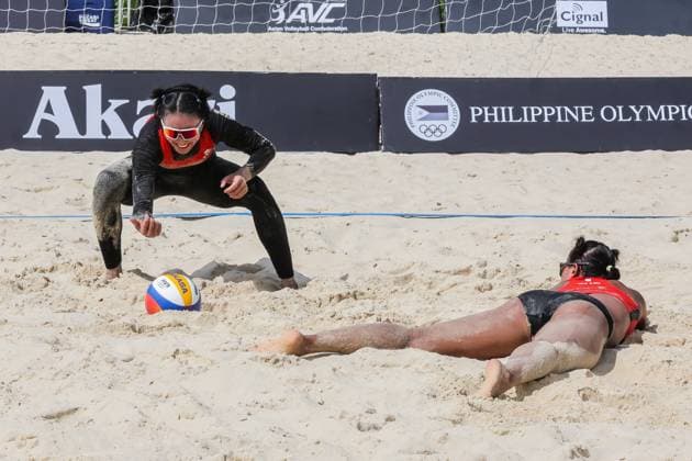 (241106) -- LAGUNA PROVINCE, Nov. 6, 2024 -- Rumpaipruet Numwong (R) and Tanarattha Udomchavee of Thailand fail to save the ball during the women s pool F match between Shiba Asami Maruyama Saki of Japan and Rumpaipruet Numwong Tanarattha Udomchavee of Thailand at the Asian Volleyball Confederation (AVC) 2024 Asian Senior Beach volleyball, Beachvolleyball Championships in Laguna Province, the Philippines, on Nov. 6, 2024. ) (SP)PHILIPPINES-LAGUNA PROVINCE-AVC 2024 ASIAN SENIOR BEACH VOLLEYBALL CHAMPIONSHIPS RouellexUmali 