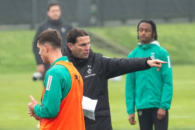 06 11 2024, Soccer 1 Bundesliga, Season 2024 2025, public training, Borussia Mönchengladbach at the training ground at Borussia Park in Mönchengladbach Gerardo Seoane Borussia Moenchengladbach, coach explains the course of the exercise to the players in front of Philipp Sander Borussia Moenchengladbach, 16 Photo Kirchner Media TH Copyright: xKirchner-Media THx