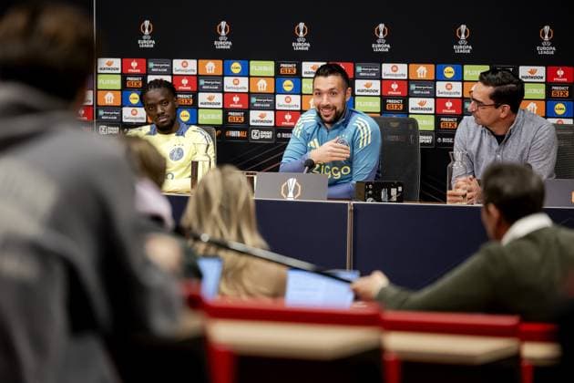 AMSTERDAM - Bertrand Traore and Trainer Francesco Farioli of Ajax during the press conference, PK, Pressekonferenz prior to the Europa League match against Maccabi Tel Aviv at the Johan Cruijff ArenA on Nov. 6, 2024 in Amsterdam, Netherlands. ANP ROBIN VAN LONKHUIJSEN UEFA Europa League 2024 25 xVIxANPxSportx xxANPxIVx 512823533 originalFilename: 512823533.jpg