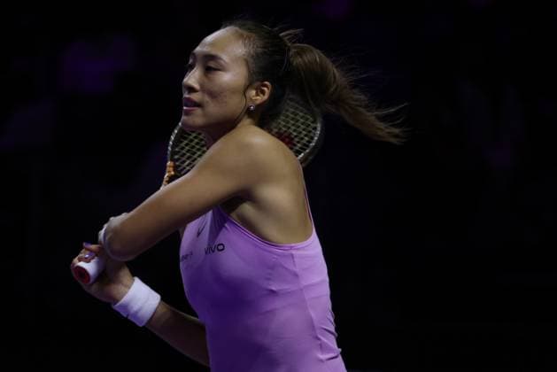(241106) -- RIYADH, Nov. 6, 2024 -- Zheng Qinwen competes during the round robin match between Zheng Qinwen of China and Jasmine Paolini of Italy at WTA, Tennis Damen Finals tennis tournament in Riyadh, Saudi Arabia, Nov. 6, 2024. ) (SP)SAUDI ARABIA-RIYADH-TENNIS-WTA FINALS WangxHaizhou 