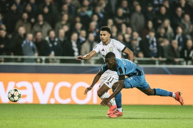 Aston Villa s Ollie Watkins and Club s Joel Ordonez fight for the ball during a soccer game between Belgian Club Brugge KV and English Aston Villa F.C., Wednesday 06 November 2024 in Brugge, on the fourth day of the UEFA Champions League league phase. BRUNOxFAHY  x104735189x