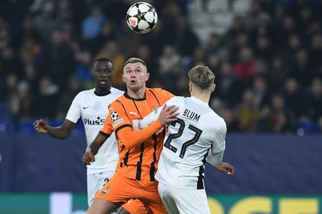 Soccer Champions League matchday 4 Shakhtar Donetsk Young Boys Bern on 06 11 2024 at the Arena AufSchalke in Gelsenkirchen Oleksandr Zubkov Donetsk , back Lewin Blum Bern , front xRx