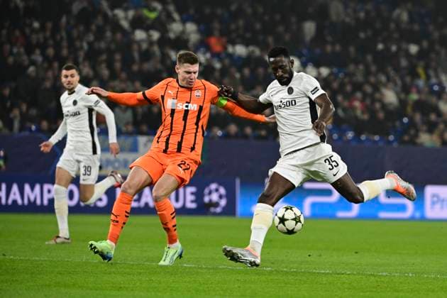 Silvere Ganvoula Bern in duel, action, with Mykola Matviyenko Donetsk , Shakhtar Donetsk vs Young Boys Bern Soccer, Champions League, Matchday 4, 06 11 2024 Gelsenkirchen Nordrhein Westfalen Germany Copyright: xkolbert-press MarcxNiemeyerx
