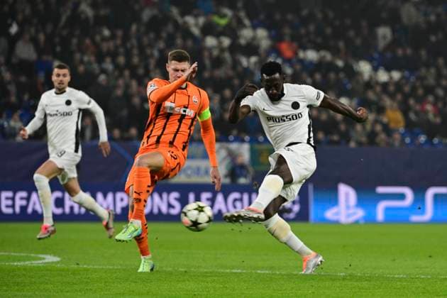 Silvere Ganvoula Bern in duel, action, with Mykola Matviyenko Donetsk , Shakhtar Donetsk vs Young Boys Bern Soccer, Champions League, Matchday 4, 06 11 2024 Gelsenkirchen Nordrhein Westfalen Germany Copyright: xkolbert-press MarcxNiemeyerx