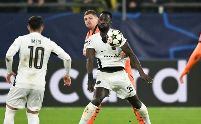 Silvere Ganvoula Young Boys Bern , re, against Valeriy Bondar Shakhtar Donetsk 06 11 2024, Football UEFA Champions League 2024 25, Matchday 4 in Gelsenkirchen, Shakhtar Donetsk Young Boys Bern Gelsenkirchen Veltins Arena Nordrhein Westfalen Germany Team2