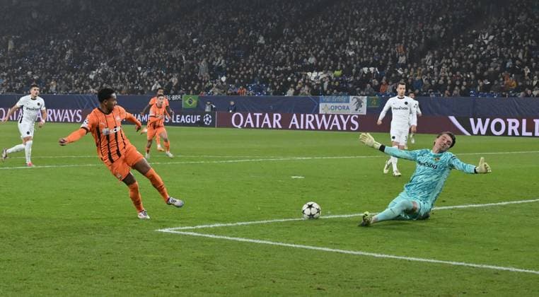 Eguinaldo Shakhtar Donetsk fails to score against goalkeeper Marvin Keller Young Boys Bern 06 11 2024, Football UEFA Champions League 2024 25, Matchday 4 in Gelsenkirchen, Shakhtar Donetsk Young Boys Bern Gelsenkirchen Veltins Arena Nordrhein Westfalen Germany Team2