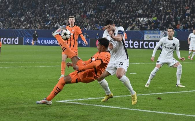 Eguinaldo Shakhtar Donetsk , li , against Loris Benito Young Boys Bern 06 11 2024, Football UEFA Champions League 2024 25, Matchday 4 in Gelsenkirchen, Shakhtar Donetsk Young Boys Bern Gelsenkirchen Veltins Arena Nordrhein Westfalen Germany Team2