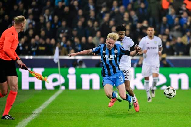 Club Brugge v Aston Villa - UEFA Champions League BRUGGE, BELGIUM - NOVEMBER 06 : Ian Maatsen defender of Aston Villa, Seys Joaquim defender of Club Brugge in action during the UEFA Champions League phase matchday 4 between Club Brugge and Aston Villa on November 6, 2024 in Brugge, Belgium, 06 11 2024 Brugge Belgium  Copyright: xPeterxDexVoechtx