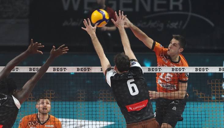 Moritz Reichert in attack, Filip John duel Match scene Action Sport Volleyball DVV Cup Mens Round of 16 Season 2024 2025 06 11 2024 BR Volleys Berlin BRV vs WWK Volleys Herrsching