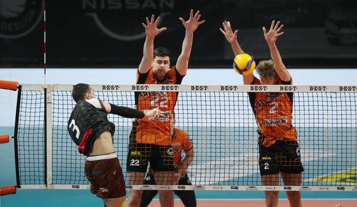 Victor Rodriguez Perez in attack, Jake Hanes, Matthew Knigge duel Match scene Action Sport Volleyball DVV Cup Mens Round of 16 Season 2024 2025 06 11 2024 BR Volleys Berlin BRV vs WWK Volleys Herrsching
