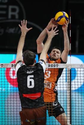 Filip John, Ruben Schott duel Match scene Action Sport Volleyball DVV Cup Mens Round of 16 Season 2024 2025 06 11 2024 BR Volleys Berlin BRV vs WWK Volleys Herrsching