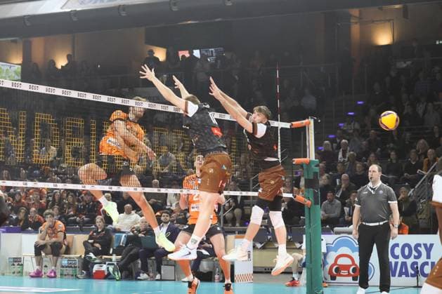 Matthew Knigge BR Volleys, 02 at the net with the smash ball ,BRVolleys vs WWK Volleys Herrsching , DVV Pokal, Round of 16 , 2024 11 06 Berlin Berlin Land Copyright: xFootxBowl ThomasxSobotzkix