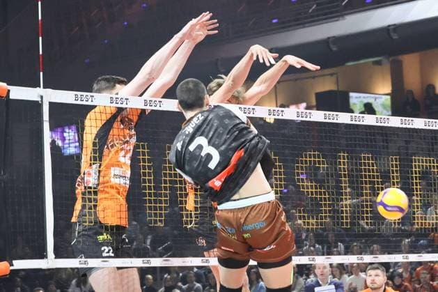 Jake Hanes BR Volleys, 22 and 03WWk at the net,BRVolleys vs WWK Volleys Herrsching , DVV Pokal, Round of 16 , 2024 11 06 Berlin Berlin Land Copyright: xFootxBowl ThomasxSobotzkix