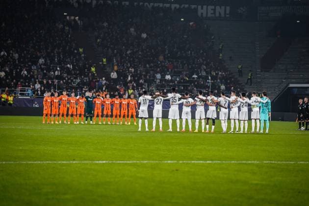 Shakhtar Donetsk UKR vs Young Boys SUI YB Football UEFA Champions League 2024 25, Matchday 4, Shakhtar Donetsk vs Young Boys Bern, Arena AufSchalke Veltins Arena Gelsenkirchen Minute of silence Copyright: xJOERANxSTEINSIEKx