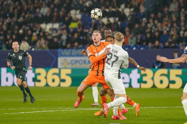 Shakhtar Donetsk UKR vs Young Boys SUI YB Football UEFA Champions League 2024 25, Matchday 4, Shakhtar Donetsk vs Young Boys Bern, Arena AufSchalke Veltins Arena Gelsenkirchen Oleksandr Zubkov Alexander Zubkov Oleksandr Zubkov Shakhtar Donetsk, 11 in a header action with Lewin Blum BSC Young Boys, 27 Copyright: xJOERANxSTEINSIEKx