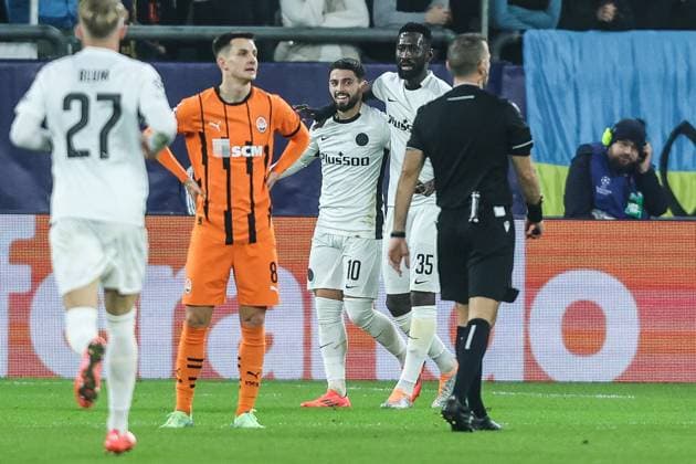Sport, Football, UEFA Champions League Season 2024 2025 League Phase 4 Matchday FC Shakhtar Donetsk BSC Young Boys 06 11 2024, Arena AufSchalke Goal celebration BSC Young Boys after the goal to 0 1 by Kastriot Imeri BSC Young Boys, 10 the players are happy Gelsenkirchen Arena AufSchalke VELTINS Arena Nordrhein Westfahlen Germany