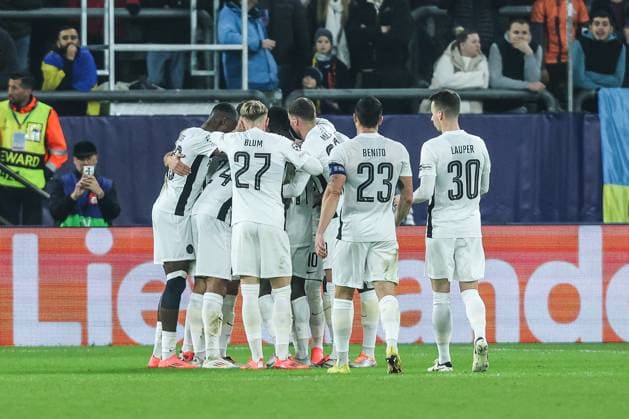Sport, Football, UEFA Champions League Season 2024 2025 League Phase 4 Matchday FC Shakhtar Donetsk BSC Young Boys 06 11 2024, Arena AufSchalke Goal celebration BSC Young Boys after the goal to 0 1 by Kastriot Imeri BSC Young Boys, 10 the players are happy Gelsenkirchen Arena AufSchalke VELTINS Arena Nordrhein Westfahlen Germany