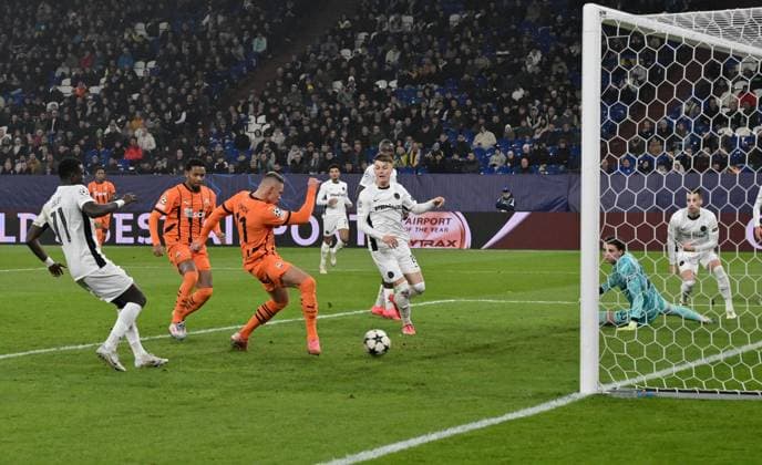 Oleksandr Zubkov Shakhtar Donetsk , left , scores the goal for 1 1 06 11 2024, Football UEFA Champions League 2024 25, Matchday 4 in Gelsenkirchen, Shakhtar Donetsk Young Boys Bern Gelsenkirchen Veltins Arena Nordrhein Westfalen Germany Team2