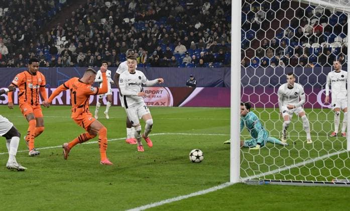 Oleksandr Zubkov Shakhtar Donetsk , left , scores the goal for 1 1 06 11 2024, Football UEFA Champions League 2024 25, Matchday 4 in Gelsenkirchen, Shakhtar Donetsk Young Boys Bern Gelsenkirchen Veltins Arena Nordrhein Westfalen Germany Team2