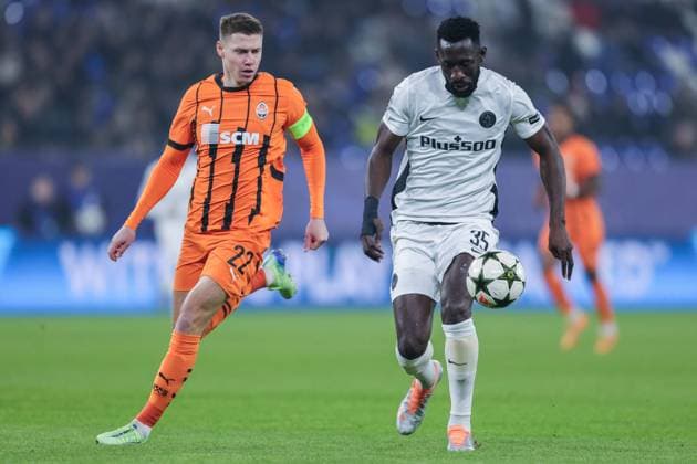 Soccer Champions League matchday 4 Shakhtar Donetsk Young Boys Bern on 06 11 2024 at the Arena AufSchalke in Gelsenkirchen Mykola Matviyenko Donetsk , left Silvere Ganvoula Bern , right xJRx
