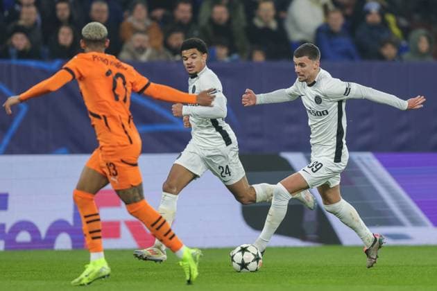 Soccer Champions League matchday 4 Shakhtar Donetsk Young Boys Bern on 06 11 2024 at the Arena AufSchalke in Gelsenkirchen Pedro Henrique Donetsk , left Zachary Athekame Bern , center Darian Males Bern , right xJRx