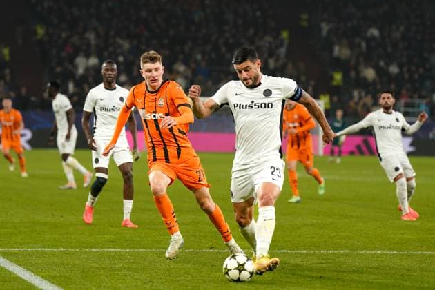 Shakhtar Donetsk UKR vs Young Boys SUI YB Football UEFA Champions League 2024 25, Matchday 4, Shakhtar Donetsk vs Young Boys Bern, Arena AufSchalke Veltins Arena Gelsenkirchen Artem Bondarenko Artyom Bondarenko Artjom Bondarenko Shakhtar Donetsk, 21 with Loris Benito BSC Young Boys, 23 Copyright: xJOERANxSTEINSIEKx