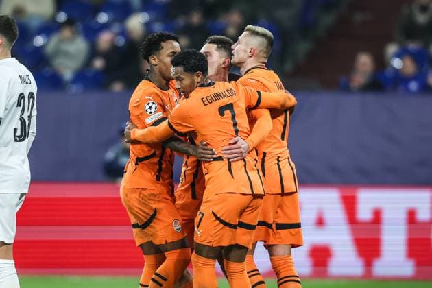Sport, Football, UEFA Champions League Season 2024 2025 League Phase 4 Matchday FC Shakhtar Donetsk BSC Young Boys 06 11 2024, Arena AufSchalke Goal celebration FC Shakhtar after the equalizer to 1 1 by Oleksandr Zubkov FC Shakhtar, 11 the players are happy Gelsenkirchen Arena AufSchalke VELTINS Arena Nordrhein Westfahlen Germany