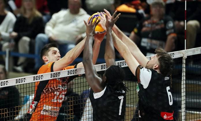 f l Moritz Reichert, Magloire Mayaula Nzeza, Filip John duel Match scene Action Sport Volleyball DVV Cup Mens Round of 16 Season 2024 2025 06 11 2024 BR Volleys Berlin BRV vs WWK Volleys Herrsching