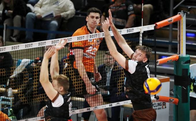 Jake Hanes in attack, Norbert Engelmann, Filip John duel Match scene Action Sport Volleyball DVV Cup Mens Round of 16 Season 2024 2025 06 11 2024 BR Volleys Berlin BRV vs WWK Volleys Herrsching