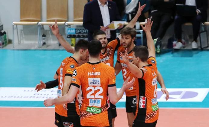 BR Volleys cheer after winning set Joy Emotion Jubilation Sport Volleyball DVV Cup Mens Round of 16 Season 2024 2025 06 11 2024 BR Volleys Berlin BRV vs WWK Volleys Herrsching
