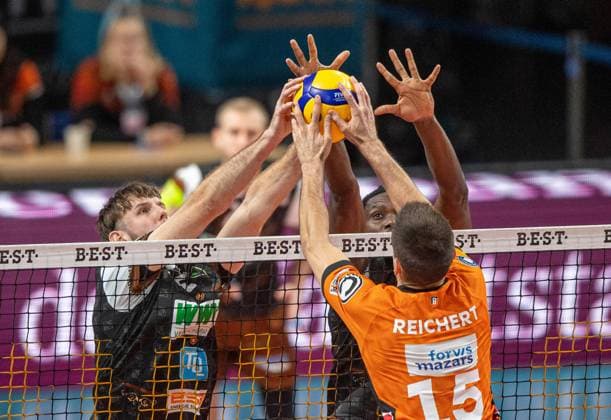Sport Themen der Woche KW45 Sport Bilder des Tages Volleyball, Herren, Saison 2024 2025, DVV Cup (Achtelfinale), BR Volleys - WWK Volleys Herrsching, v. l. Filip John (Herrsching), Moritz Reichert (BR Volleys), 06.11. 2024, *** Volleyball, Men, Season 2024 2025, DVV Cup Round of 16 , BR Volleys WWK Volleys Herrsching, f l Filip John Herrsching , Moritz Reichert BR Volleys , 06 11 2024, Copyright: xSebastianxRäppold MatthiasxKochx