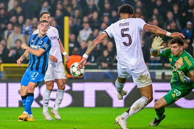 Club Brugge v Aston Villa - UEFA Champions League BRUGGE, BELGIUM - NOVEMBER 06 : Nielsen Casper midfielder of Club Brugge, Emiliano Martinez goalkeeper of Aston Villa in action during the UEFA Champions League phase matchday 4 between Club Brugge and Aston Villa on November 6, 2024 in Brugge, Belgium, 06 11 2024 Brugge Belgium  Copyright: xPeterxDexVoechtx