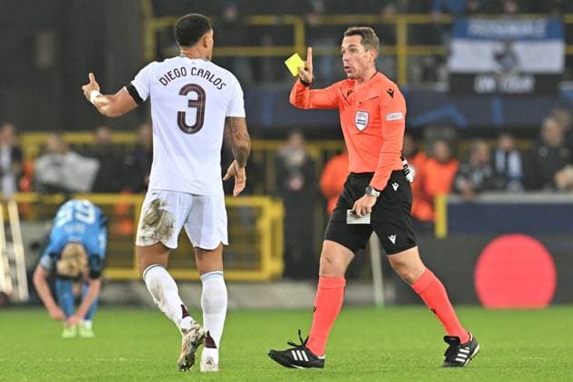 241106 Champions League Day 4 Club Brugge vs Aston Villa Diego Carlos (3) of Aston Villa and referee Tobias Stieler pictured during a soccer game between Belgian Club Brugge KV and English Aston Villa in the UEFA Champions League League Phase day 4 of the 2024-25 season, on Wednesday 6 November 2024 in Brugge , Belgium . PHOTO SPORTPIX David Catry BRUGGE BELGIUM  Copyright: xx 485254