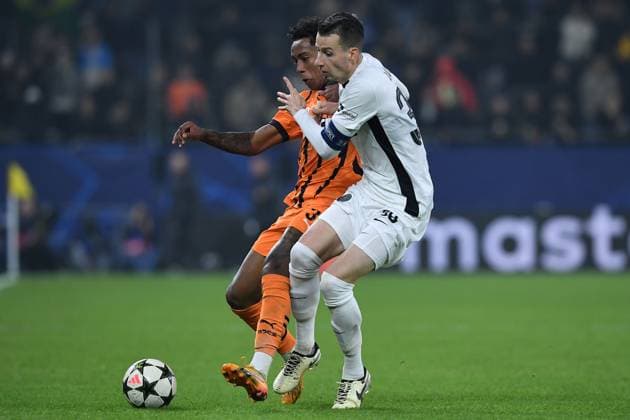 Soccer Champions League matchday 4 Shakhtar Donetsk Young Boys Bern on 06 11 2024 at the Arena AufSchalke in Gelsenkirchen Sandro Lauper Bern , front Kevin Donetsk , back xRx