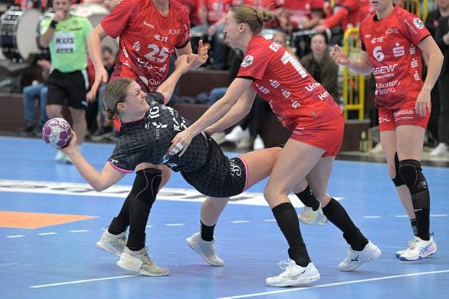 Sport Themen der Woche KW45 Sport Bilder des Tages Nele Franz (TusSies Metzingen, 10) gegen Matilda Ehlert (HSG Bensheim Auerbach, 10) HSG Bensheim Auerbach vs.TusSies Metzingen , Handball, DHB-Pokal, Viertelfinale, Saison 2024 2025, 06.11.2024 HSG Bensheim Auerbach vs.TusSies Metzingen Handball, DHB-Pokal, Viertelfinale, Saison 2024 2025, Bensheim *** Nele Franz TusSies Metzingen, 10 vs Matilda Ehlert HSG Bensheim Auerbach, 10 HSG Bensheim Auerbach vs TusSies Metzingen , Handball, DHB Pokal, Quarterfinals, Season 2024 2025, 06 11 2024 HSG Bensheim Auerbach vs TusSies Metzingen Handball, DHB Pokal, Quarterfinals, Season 2024 2025, Bensheim Copyright: xEibner-Pressefoto TobiasxBaurx EP_TBR