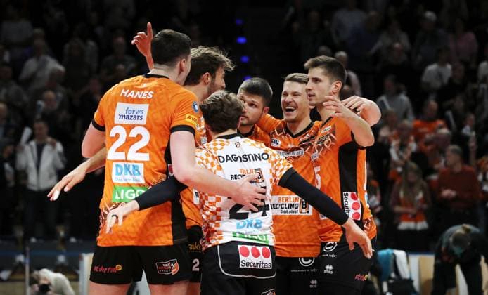Jake Hanes, Matthew Knigge, Kyle Dagostino, Ruben Schott, Johannes Tille, Moritz Reichert cheering after winning the set Joy Emotion Cheers Sport Volleyball DVV Pokal Mens Round of 16 Season 2024 2025 06 11 2024 BR Volleys Berlin BRV vs WWK Volleys Herrsching