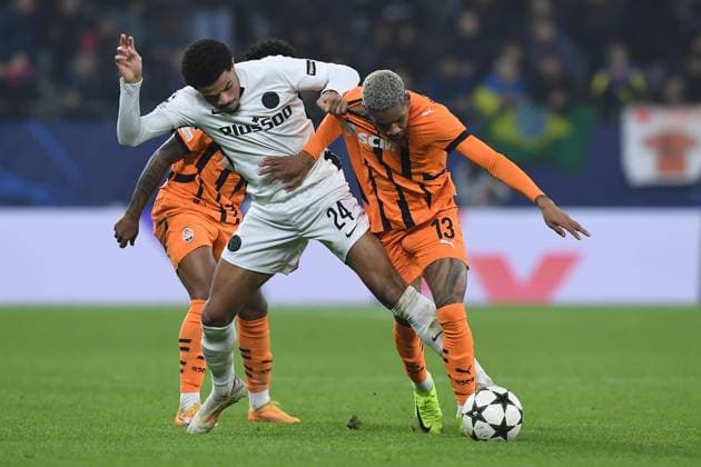 Soccer Champions League matchday 4 Shakhtar Donetsk Young Boys Bern on 06 11 2024 at the Arena AufSchalke in Gelsenkirchen Zachary Athekame Bern , left Pedro Henrique Donetsk , right xRx