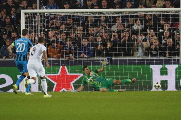 Hans Vanaken of Club Brugge beats Emiliano Martinez of Aston Villa to put his side 1-0 ahead with a penalty Club Brugge v Aston Villa, UEFA Champions League, Group Stage, Football, Jan Breydel Stadium, Brussels, Belgium - 06 Nov 2024 EDITORIAL USE ONLY No use with unauthorised audio, video, data, fixture lists, club league logos or live services. Online in-match use limited to 120 images, no video emulation. No use in betting, games or single club league player publications. Copyright: xDavexWinter Shutterstockx 14863799aw