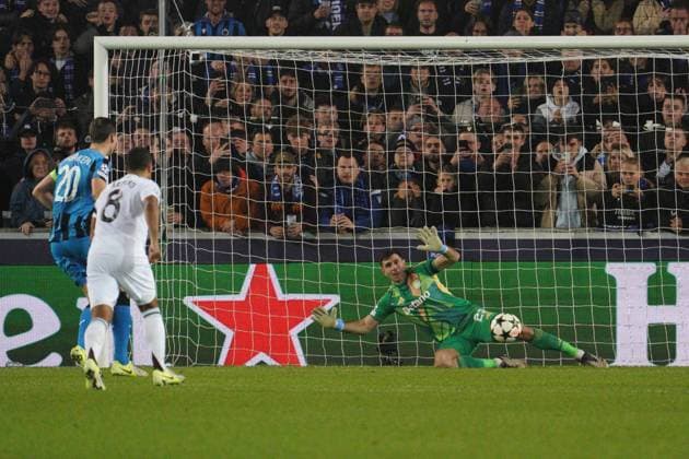 Hans Vanaken of Club Brugge beats Emiliano Martinez of Aston Villa to put his side 1-0 ahead with a penalty Club Brugge v Aston Villa, UEFA Champions League, Group Stage, Football, Jan Breydel Stadium, Brussels, Belgium - 06 Nov 2024 EDITORIAL USE ONLY No use with unauthorised audio, video, data, fixture lists, club league logos or live services. Online in-match use limited to 120 images, no video emulation. No use in betting, games or single club league player publications. Copyright: xDavexWinter Shutterstockx 14863799ax