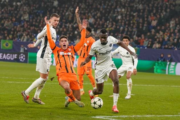 Shakhtar Donetsk UKR vs Young Boys SUI YB Football UEFA Champions League 2024 25, Matchday 4, Shakhtar Donetsk vs Young Boys Bern, Arena AufSchalke Veltins Arena Gelsenkirchen Goal area scene between Cheikh Niasse Cheick Niasse BSC Young Boys, 20 and Georgiy Sudakov Georgy Sudakov Georgy Sudakov Georgij Sudakow Shakhtar Donetsk, 10 who goes down Copyright: xJOERANxSTEINSIEKx