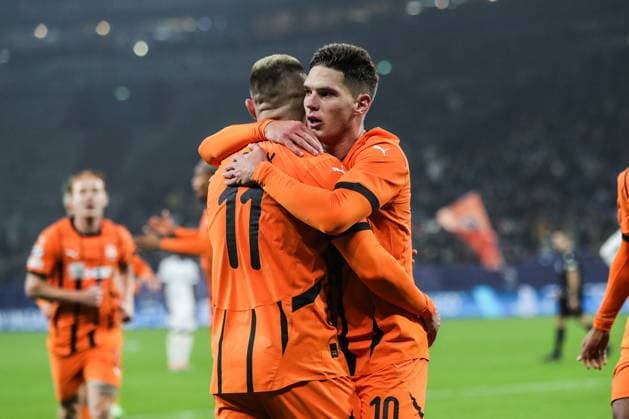Sport, Football, UEFA Champions League Season 2024 2025 League Phase 4 Matchday FC Shakhtar Donetsk BSC Young Boys 06 11 2024, Arena AufSchalke Goal celebration FC Shakhtar after the goal to 2 1 by Georgiy Sudakov FC Shakhtar, 10 the scorer is happy with Oleksandr Zubkov FC Shakhtar, 11 Gelsenkirchen Arena AufSchalke VELTINS Arena Nordrhein Westfahlen Germany