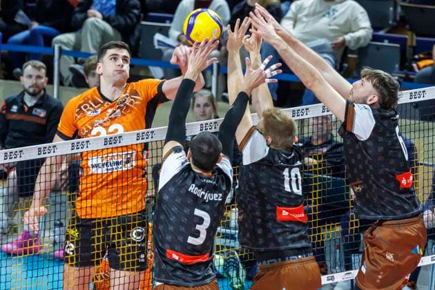 06 11 24, Berlin, Volleyball 1 Bundesliga, Men, DVV Cup, Round of 16 BR Volleys WWK Volleys Herrsching, Max Schmeling Halle Berlins Jake Hanes plays the ball over the net BR Volleys WWK Volleys Herrsching,