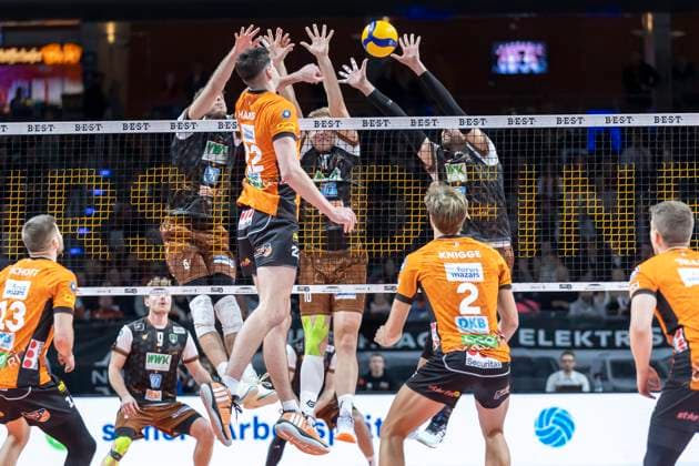 06 11 24, Berlin, Volleyball 1 Bundesliga, Men, DVV Cup, Round of 16 BR Volleys WWK Volleys Herrsching, Max Schmeling Halle Berlins Jake Hanes plays the ball over the net BR Volleys WWK Volleys Herrsching,
