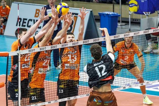 06 11 24, Berlin, Volleyball 1 Bundesliga, Men, DVV Cup, Round of 16 BR Volleys WWK Volleys Herrsching, Max Schmeling Halle Berlins Jake Hanes, Berlins Tobias Krick and Berlins Ruben Schott block the ball BR Volleys WWK Volleys Herrsching,